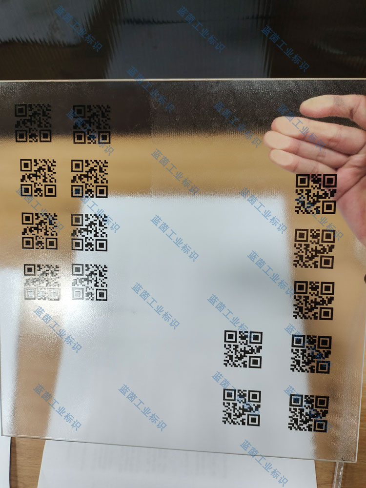 光伏玻璃、鋁框架、表面膜 追溯防偽二維碼、條碼高清高附著UV噴碼機打樣效果