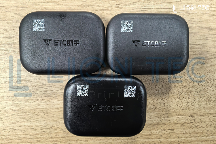 黑色塑料+皮紋表面，二維碼噴印如何清晰可讀？